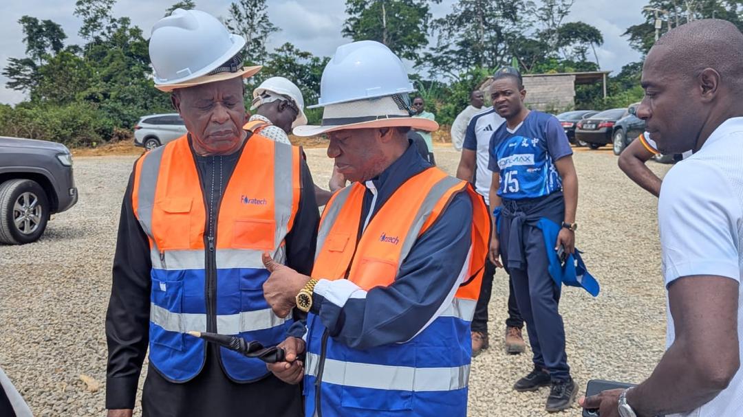 Participants équipés de casques et de gilets de sécurité pendant une visite de terrain.