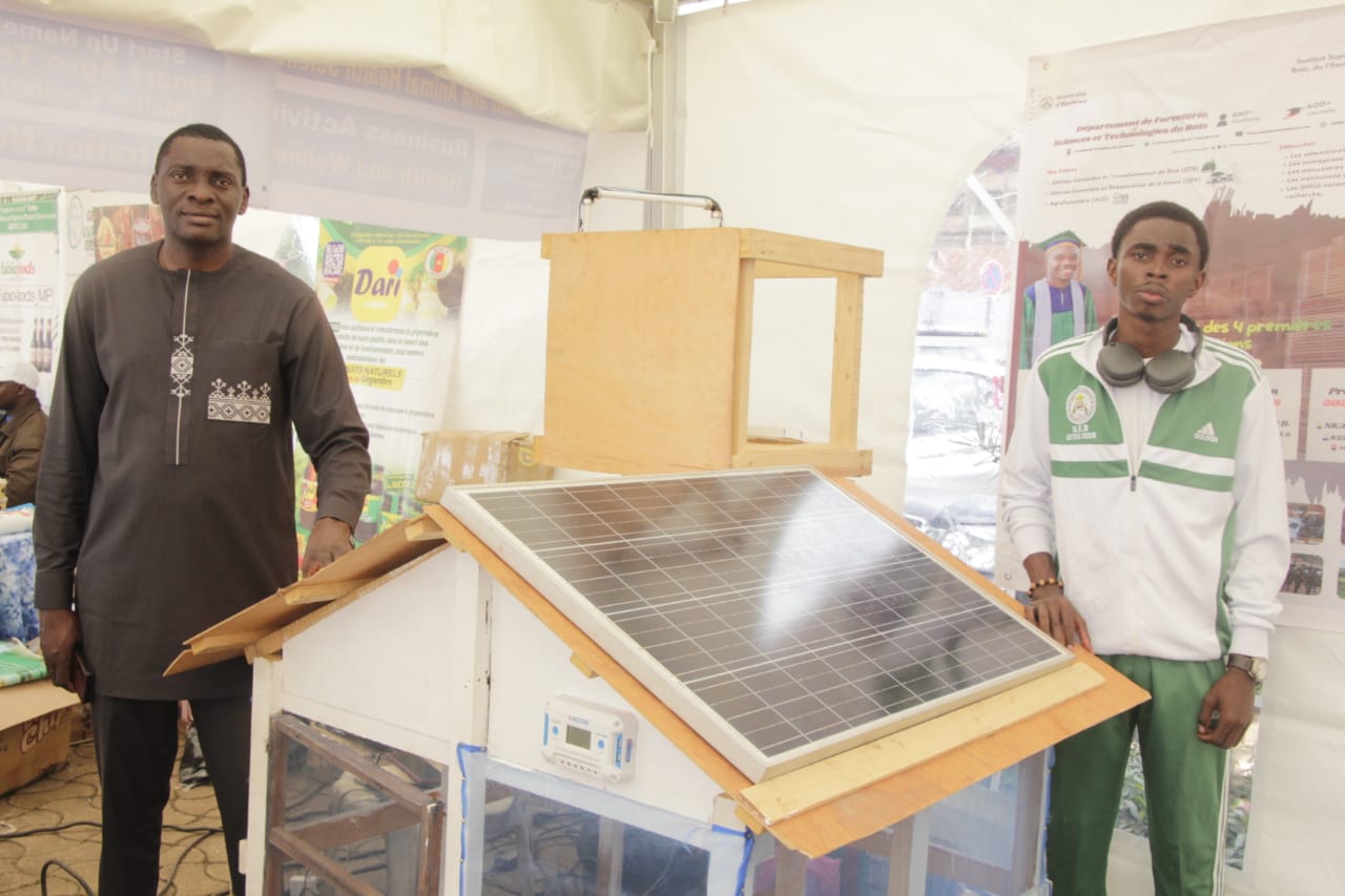 Maquette et panneau solaire présentés lors d’une exposition de projets.