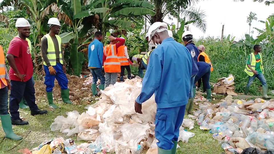 Participants en gilets réfléchissants lors d’une activité de terrain sur les déchets et l’environnement.
